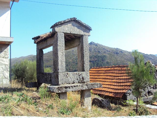 133- Mais um espigueiro.JPG